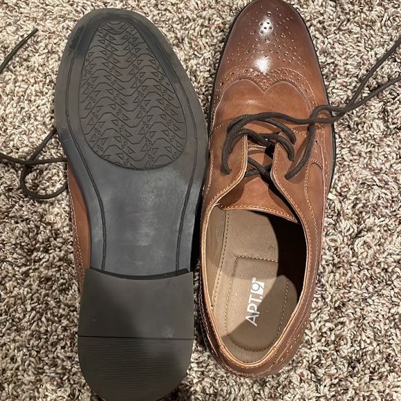 Men’s Brown Wing Tip Dress Shoes - Picture 4 of 4